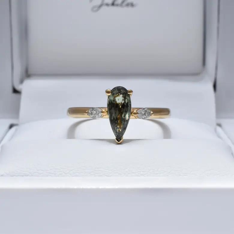 Pierścionek z aleksandrytem w szlifie gruszka Pierścionek z aleksandrytem w szlifie gruszka